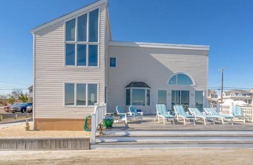 Pebble Beach House | Bayfront 3 Bedrooms House with Huge Deck/Private Beach/Beach House Sleeps 6 Ppl