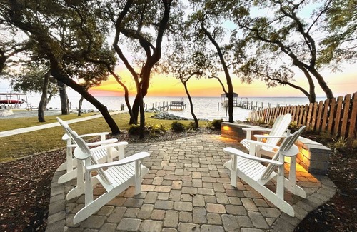 Gulf Breeze House | Bayfront Cabin-A Unique Serene Getaway on East Bay