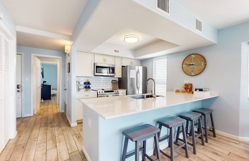 Rockport Condo | Bayfront condo with ocean views, balcony, tennis, & pool