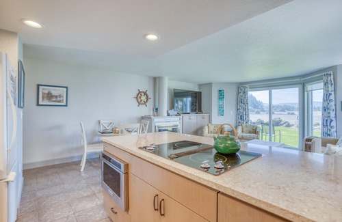 Lincoln City Condo | Bayfront Ground-Level Condo Gives You Fabulous Views over Siletz Bay with Kin