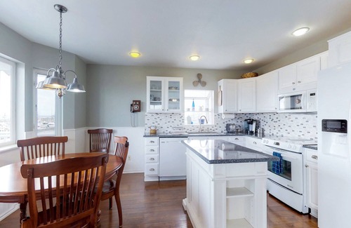 Westport House | Bayfront guest house - amazing view of Westport Marina, near Float 3 & museum