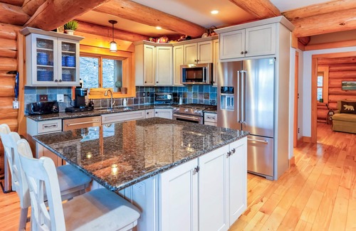 Lake Lure Cabin | BayKnot Lodge - Dog Friendly, Rumbling Bald Resort, Mountain Privacy, 4 bedrooms