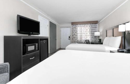 North Loop Hotel | Baymont by Wyndham Austin University Area