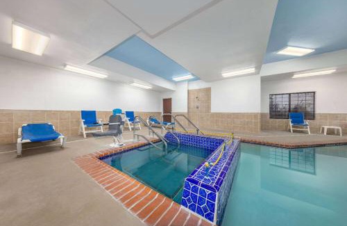 Pratt Hotel | Baymont by Wyndham Pratt