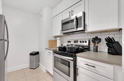SoHo Apartment | Bayshore Charm | Pool, Gym & Free Parking & more!