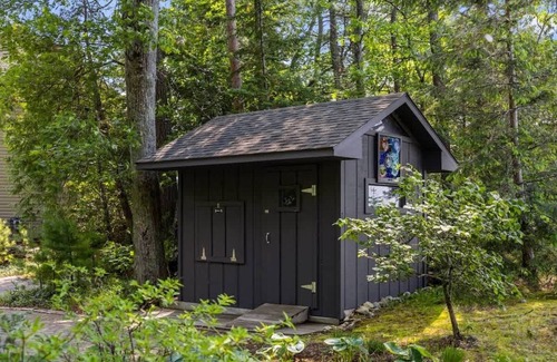 Elk Rapids House | Bayshore Waves | On Lake Michigan | Pet Friendly