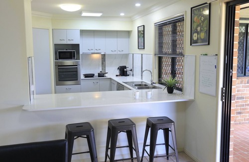 Rothwell House | Bayside Bliss 8-Sleeper Family escape. Pet Friendly!