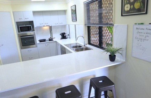 Rothwell House | Bayside Bliss 8-Sleeper Family escape. Pet Friendly!