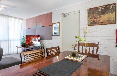 Wynnum Apartment | Bayside Lifestyle Getaway Sleeps 4