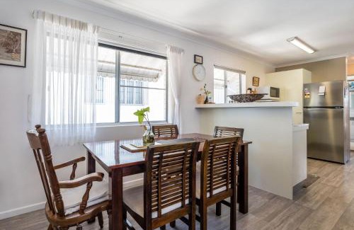Wynnum Apartment | Bayside Lifestyle Getaway Sleeps 4