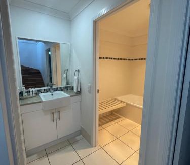 Brisbane Waterfront House | Bayview Breeze