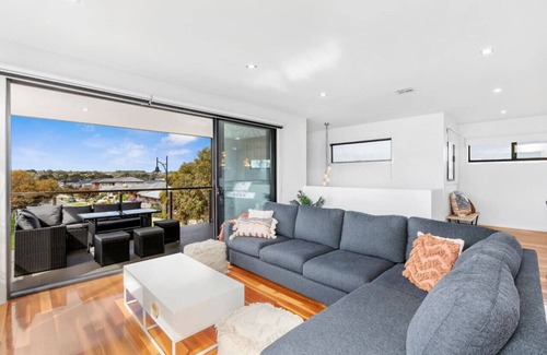 Curlewis House | Bayview- Sleeps 14, Aircon, Garage, Pets welcome!