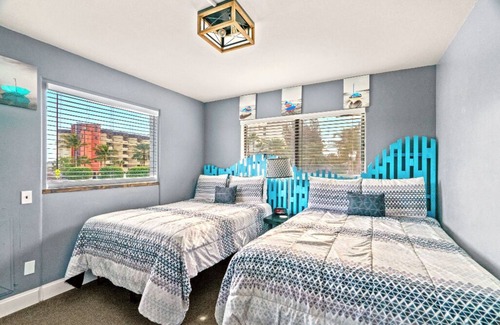 Treasure Island Hotel | 🐚BBR #10, Steps to the Beach, HTD Pool, Lrg Rm w/Living Rm, Kitchen & 4 Beds!
