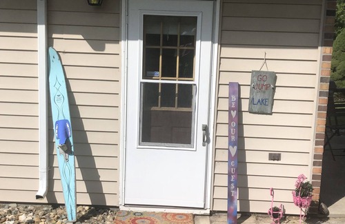 Vandalia Cottage | Be Our Guest-House on Lewis Lake