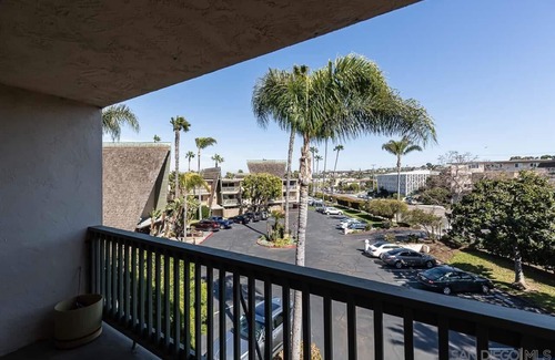 Point Loma Heights Condo | Beach 1BR Retro Tiki Condo Pool + Parking Balcony King Bed Top Floor