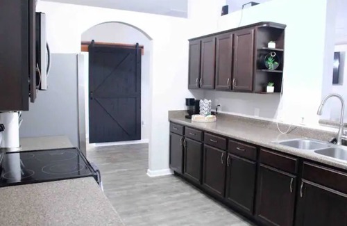 Navarre House | Beach 4 mins away! Bar, Projector, Entire home!