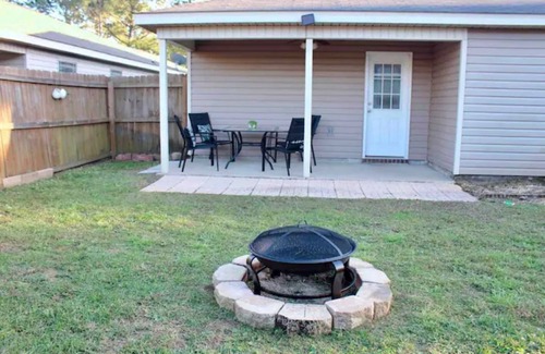 Navarre House | Beach 4 mins away! Bar, Projector, Entire home!