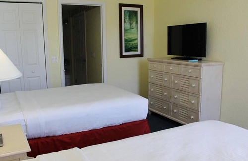 Bostroms Resort | Beach Adventure! 3 Spacious Units, Kitchen, Beachfront, Pool, Surfing