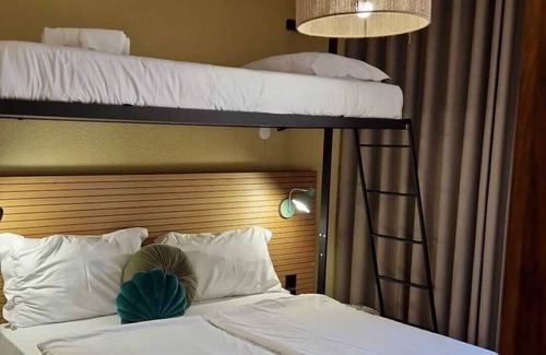 Praia das Macas House | Beach Adventures! Pet-friendly, Few Minutes’ Drive from Monserrate Palace!