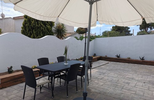 Cunit Ski Chalet | Beach and Mountain. Swimming pool and barbecue for your relaxation