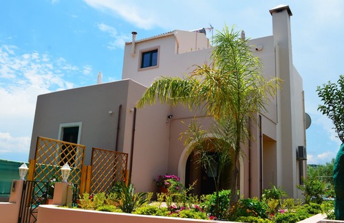 Maleme Villa | Beach at 400mt★ Walk to Taverna & Grocery★ Seaview