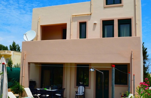 Maleme Villa | Beach at 400mt★ Walk to Taverna & Grocery★ Seaview