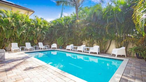 Naples Park House | Beach Bike Ride Salt Water Pool Sleeps 10