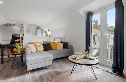 Teignmouth Apartment | Beach breeze, Sea view, Central location