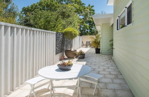West Busselton House | Beach Bum Bungalow 1- WIFI, Short walk to the beach