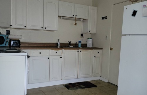 Ormond Ocean Gard House | Beach Bungalow 2 bedrooms full kitchen fenced yard. Wifi 1 block 2 beach.