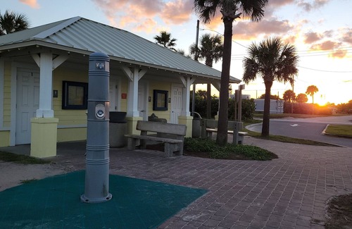 Ormond Ocean Gard House | Beach Bungalow 2 bedrooms full kitchen fenced yard. Wifi 1 block 2 beach.