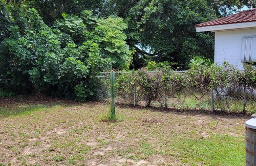 Ormond Ocean Gard House | Beach Bungalow 2 bedrooms full kitchen fenced yard. Wifi 1 block 2 beach.
