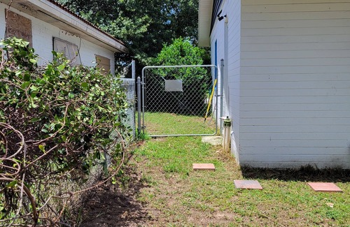 Ormond Ocean Gard House | Beach Bungalow 2 bedrooms full kitchen fenced yard. Wifi 1 block 2 beach.