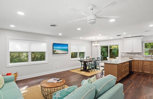Wabasso Beach House | Beach Bungalow w/Private Beach Access 1 BD, 2 BA, Dogs Welcome, Quiet