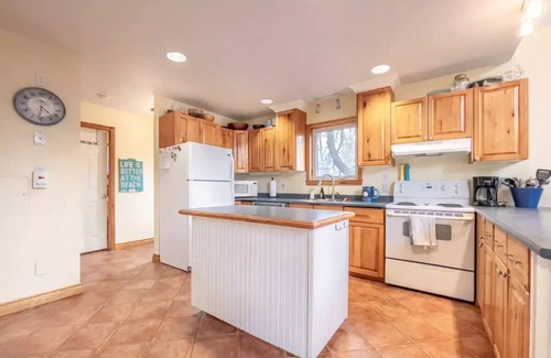 Grand Bend Cottage | Beach Chalet in Grand Bend