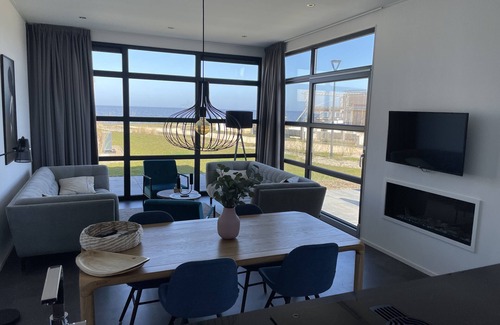 Enkhuizen Ski Chalet | Beach chalet on the Ijsselmeer, sea view, 2 bedrooms, dogs allowed