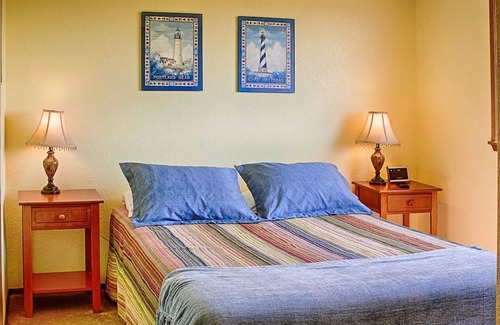 Ocean Shores Condo | Beach Condo, Free Wi-Fi, Sunny, Bright with trail path to beach