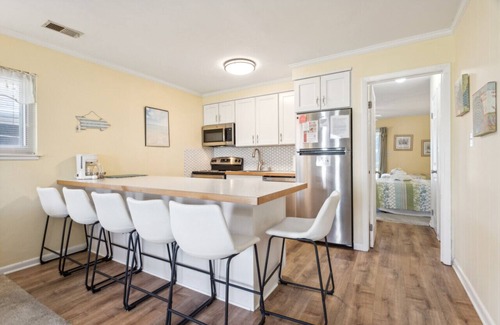 Northeast Virginia Beach Condo | Beach Condo w/Pool & Walkable to Beach