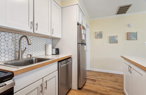 Northeast Virginia Beach Condo | Beach Condo w/Pool & Walkable to Beach