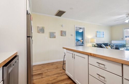Northeast Virginia Beach Condo | Beach Condo w/Pool & Walkable to Beach