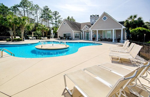 Vaught Condo | Beach condo with pool, volleyball court, on-site golf, & gym - snowbird-friendly