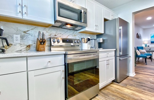 Indian Shores Condo | Beach condo with screened balcony & Intracoastal-view pool - dog-friendly