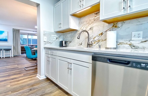 Indian Shores Condo | Beach condo with screened balcony & Intracoastal-view pool - dog-friendly