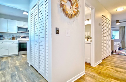 Indian Shores Condo | Beach condo with screened balcony & Intracoastal-view pool - dog-friendly