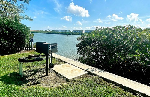 Indian Shores Condo | Beach condo with screened balcony & Intracoastal-view pool - dog-friendly