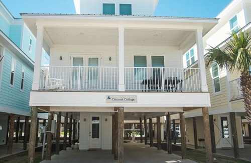 Gulf Shores House | Beach Cottage across the street from Gulf Shores waters!