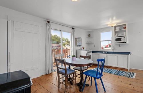 Harbourville Cottage | Beach Cottage for 4 people