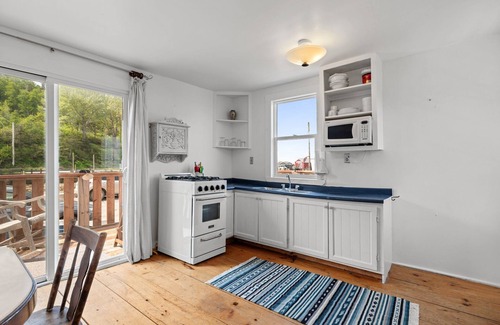 Harbourville Cottage | Beach Cottage for 4 people
