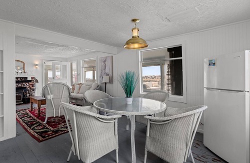 Harbourville Cottage | Beach Cottage for 4 people