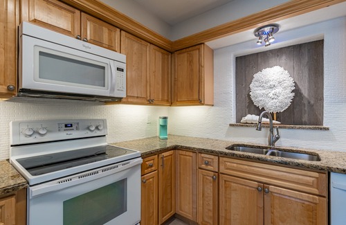 Caloosahatchee House | Beach Entry Heated Pool & Hot Tub, 4BR, Walk to town